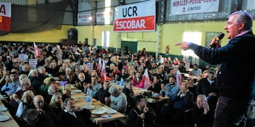 Cristina Fernández es "la principal responsable del engendro que es el Frente de Todos", dijo Morales en las colmadas instalaciones de un polideportivo de la ciudad de Escobar, provincia de Buenos Aires.