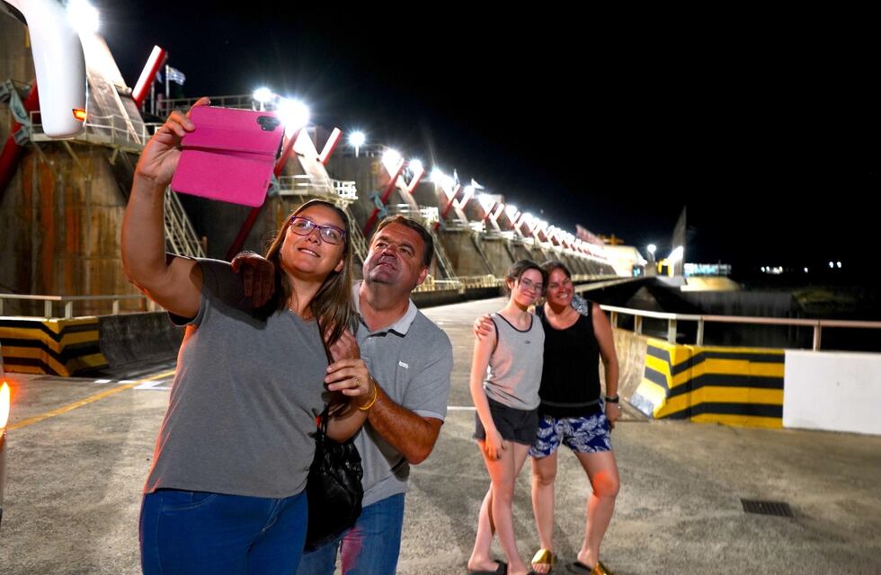 Salto Grande: mas de mil personas disfrutaron de la visita nocturna