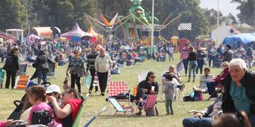 Claudia Cittadino y el equipo del Movimiento Vecinal en la Fiesta del Mate y la Torta Frita