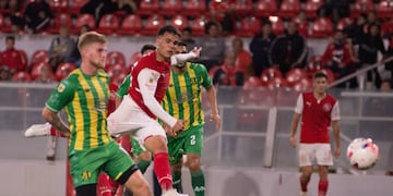 Tomás Pozzo remata al arco para convertir el gol del empate ante Aldosivi.