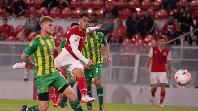 Tomás Pozzo remata al arco para convertir el gol del empate ante Aldosivi.