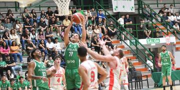 Atenas enfrentó a Sportivo Suardi de Santa Fe en su nuevo estadio en el marco del Súper 6 de Básquet. (Javier Ferreyra / La Voz)