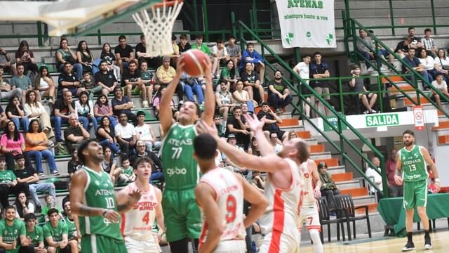 Atenas enfrentó a Sportivo Suardi de Santa Fe en su nuevo estadio en el marco del Súper 6 de Básquet. (Javier Ferreyra / La Voz)
