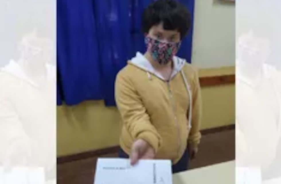 Feliz momento para una familia en Wanda: la hija que tiene síndrome de down votó por primera vez