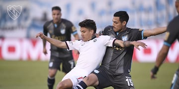 Roa y Cabral diputan la pelota en el José Fierro de Tucumán. (Twitter: @Indepediente)