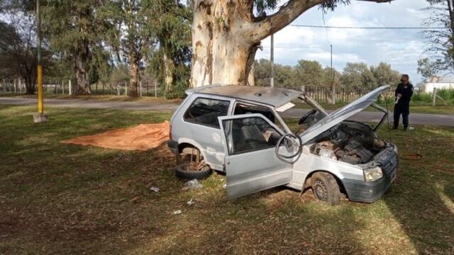 Una persona murió y tres resultaron heridas, al estrellar el auto contra un árbol, en Huinca (foto, Cabledigital).
