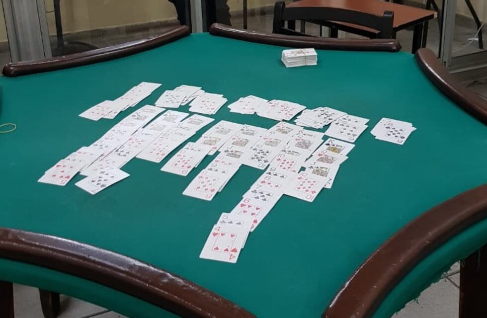 Detuvieron a dos policías y 16 personas más por juego clandestino en Santa Fe