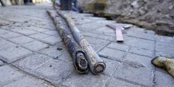 El joven está internado grave en el Heca