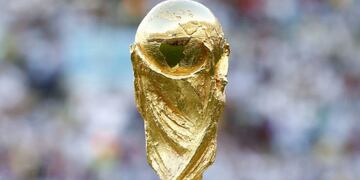 El trofeo que todo jugador quiere ganar en su vida: la Copa del Mundo de la FIFA que condecora a los campeones mundiales. Foto La Voz.