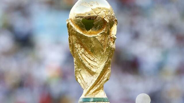 El trofeo que todo jugador quiere ganar en su vida: la Copa del Mundo de la FIFA que condecora a los campeones mundiales. Foto La Voz.
