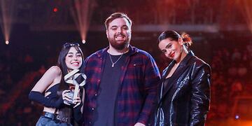 Nicki Nicole con Ibai Llanos y Rosalía en Los40 Music Awards.