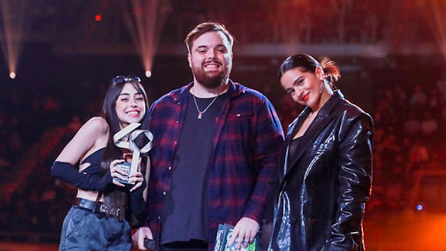 Nicki Nicole con Ibai Llanos y Rosalía en Los40 Music Awards.
