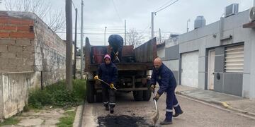 Desde el Municipio indicaron que continúan los trabajos de bacheo en diferentes lugares de la ciudad.