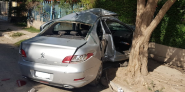 Destruído. Así quedó el vehículo conducido por el delincuente.