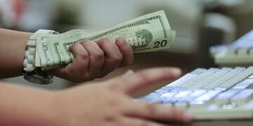 El blue calmó la cotización