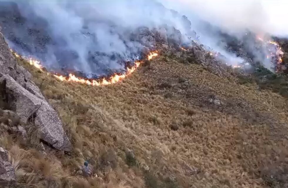 Bomberos combaten incendios en Córdoba: preocupa el foco en La Colonia