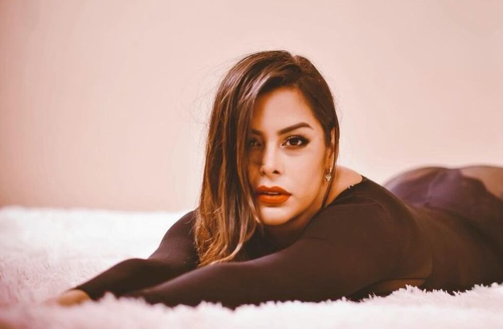 Larissa Riquelme se lució desde la cama con un look invernal pero en colaless: “Sea lo que sea, se bueno”