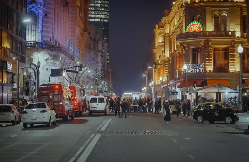 Microcentro: un hombre intentó tirarse de un edificio, pero los bomberos lo rescataron
