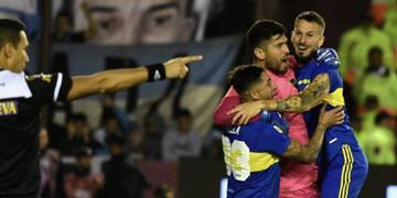 Agustín Rossi, Alan Varela y Darío Benedetto, celebrando la clasificación de Boca a la final de la Copa LPF