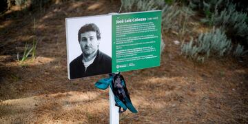 Pinamar: A 25 años del asesinato del reportero gráfico José Luis Cabezas, se llevó a cabo esta mañana, en la cava donde apareció su cuerpo, un homenaje por parte de su hermana, Gladys, su ex compañero de la revista Noticias, Gabriel Michi, colegas y allegados a José Luis. (Télam)