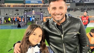 Diego Garay y su hija en el campo de juego del estadio Mario Alberto Kempes viendo un partido de Talleres. Estadio en el que se reencontró con Diego (Gentileza)