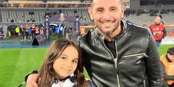 Diego Garay y su hija en el campo de juego del estadio Mario Alberto Kempes viendo un partido de Talleres. Estadio en el que se reencontró con Diego (Gentileza)