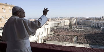 El Papa Francisco saluda a los fieles durante la bendición del día de Navidad Urbi et Orbi (en latín, "a la ciudad y al mundo") desde el balcón principal de la Basílica de San Pedro en el Vaticano, el lunes 25 de diciembre de 2017. (AP)