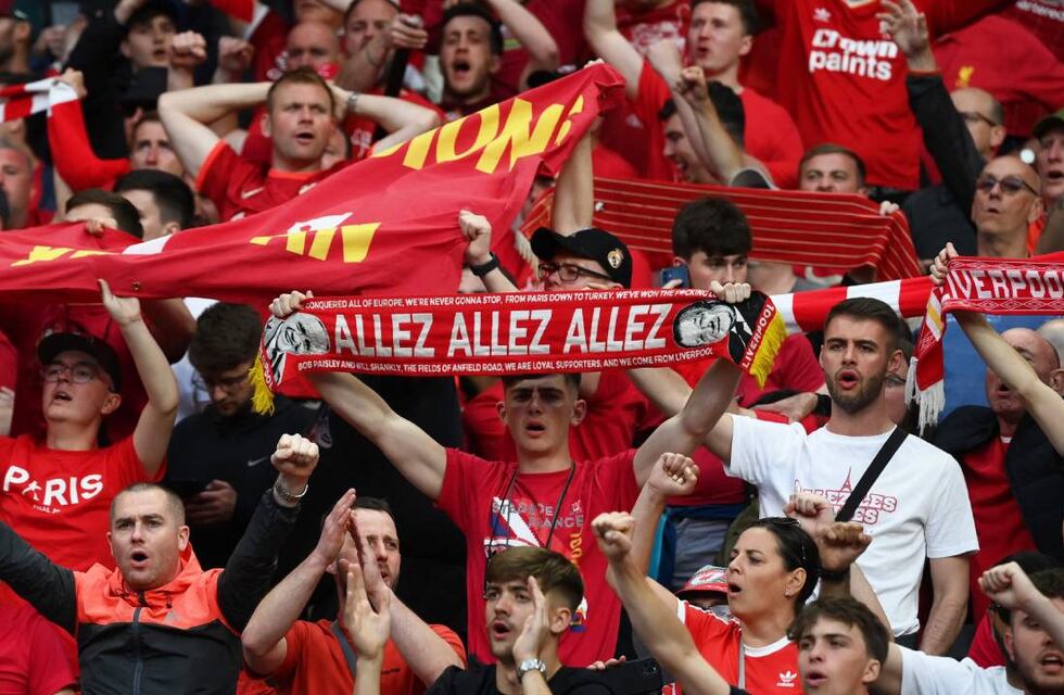 Hinchas ingleses alentaron al Liverpool al ritmo de Fito Páez
