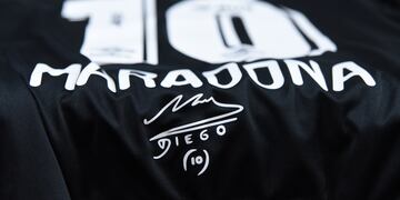 El autógrafo del "Diez" fue estampado en la parte trasera debajo de los números. (@canoboficial)