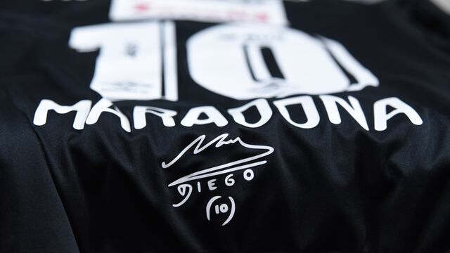 El autógrafo del "Diez" fue estampado en la parte trasera debajo de los números. (@canoboficial)