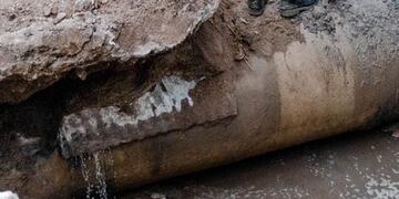 Así lucía la moldura de chapa con la que se toparon los operarios que reparan el caño cloacal. (Municipalidad).