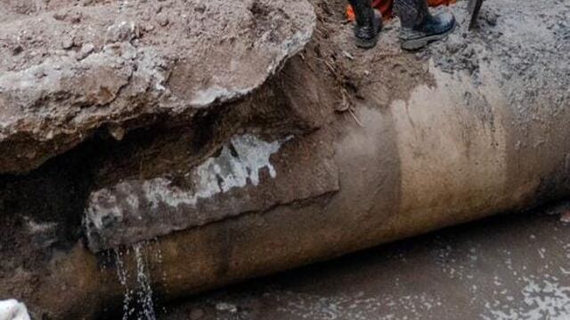 Así lucía la moldura de chapa con la que se toparon los operarios que reparan el caño cloacal. (Municipalidad).