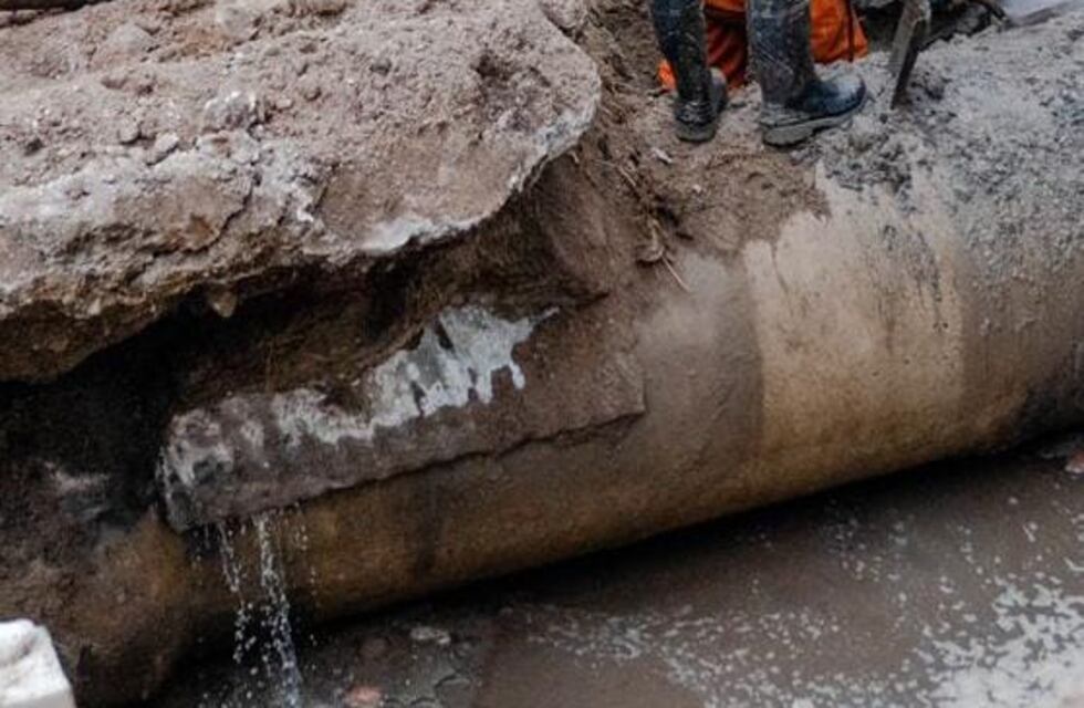 Córdoba: descubren un caño “parchado” en la red de cloacas de Alberdi