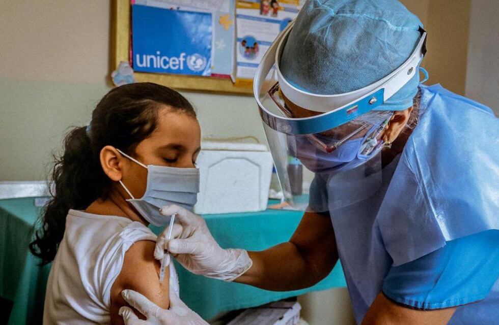 Coronavirus: comienza la distribución de las dosis de Moderna para vacunar a adolescentes con factores de riesgo
