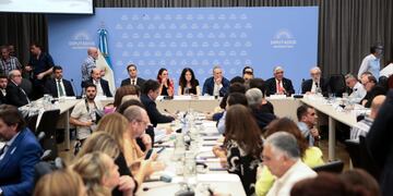 Encuentro con especialistas en rechazo al DNU 70/23 de Milei en la Cámara de Diputados (Foto: Unión por la Patria)