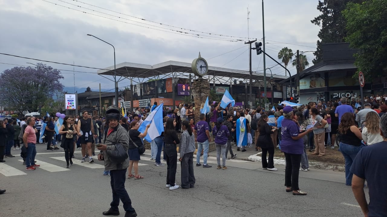 Expectativa por la llegada del presidente a Yerba Buena. Foto: Magdalena Dávila Pacheco.