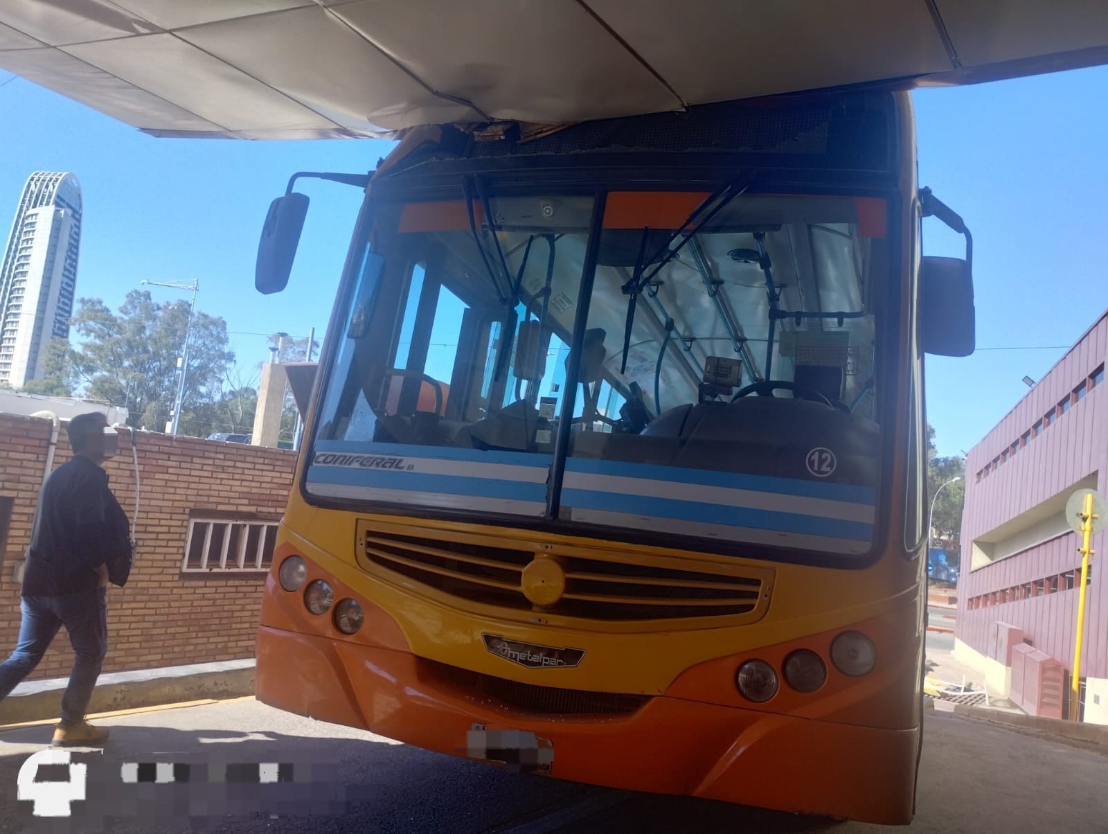 Córdoba. Un colectivo de Coniferal chocó contra el alero de ingreso del Hospital de Urgencias. (Policía)