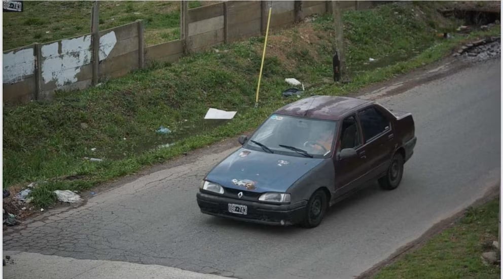 Un mujer fue abandonada en la ruta envuelta en frazadas: el auto en que fue trasladada