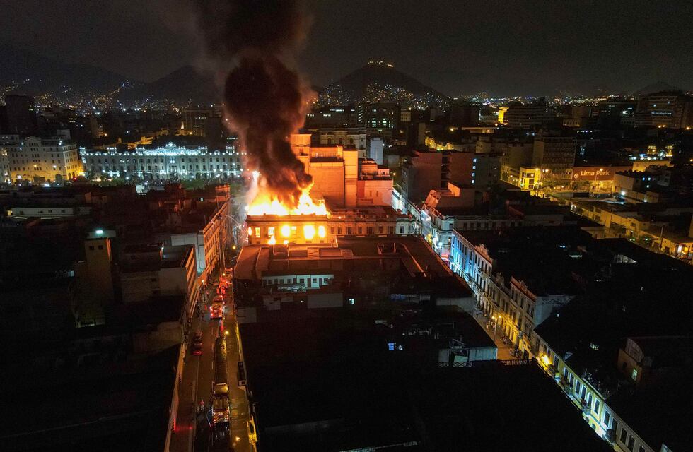 Un impresionante incendio en el centro de Lima en medio de las manifestaciones