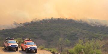 Bomberos trabajando en el incendio forestal de Cabalango. (Yanina Aguirre / Corresponsalía Carlos Paz La Voz)