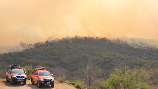 Bomberos trabajando en el incendio forestal de Cabalango. (Yanina Aguirre / Corresponsalía Carlos Paz La Voz)