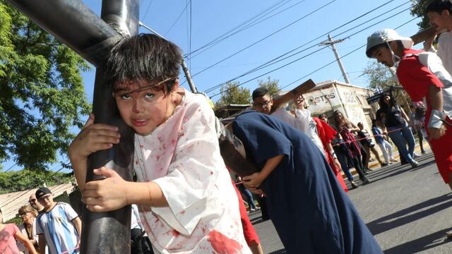 Vía Crucis en San Juan, Pedro, el pequeño Jesús.