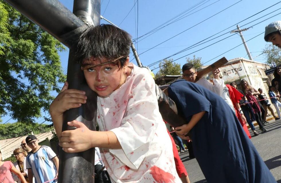 Quién es el pequeño Jesús sanjuanino que conmovió en Trinidad con su interpretación en la Vía Crucis