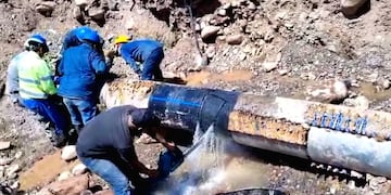 La imagen muestra claramente el estado del caño de plástico instalado 17 años atrás en el acueducto Huaico.