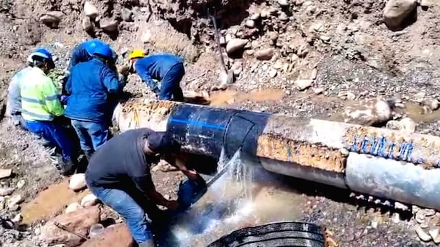 La imagen muestra claramente el estado del caño de plástico instalado 17 años atrás en el acueducto Huaico.