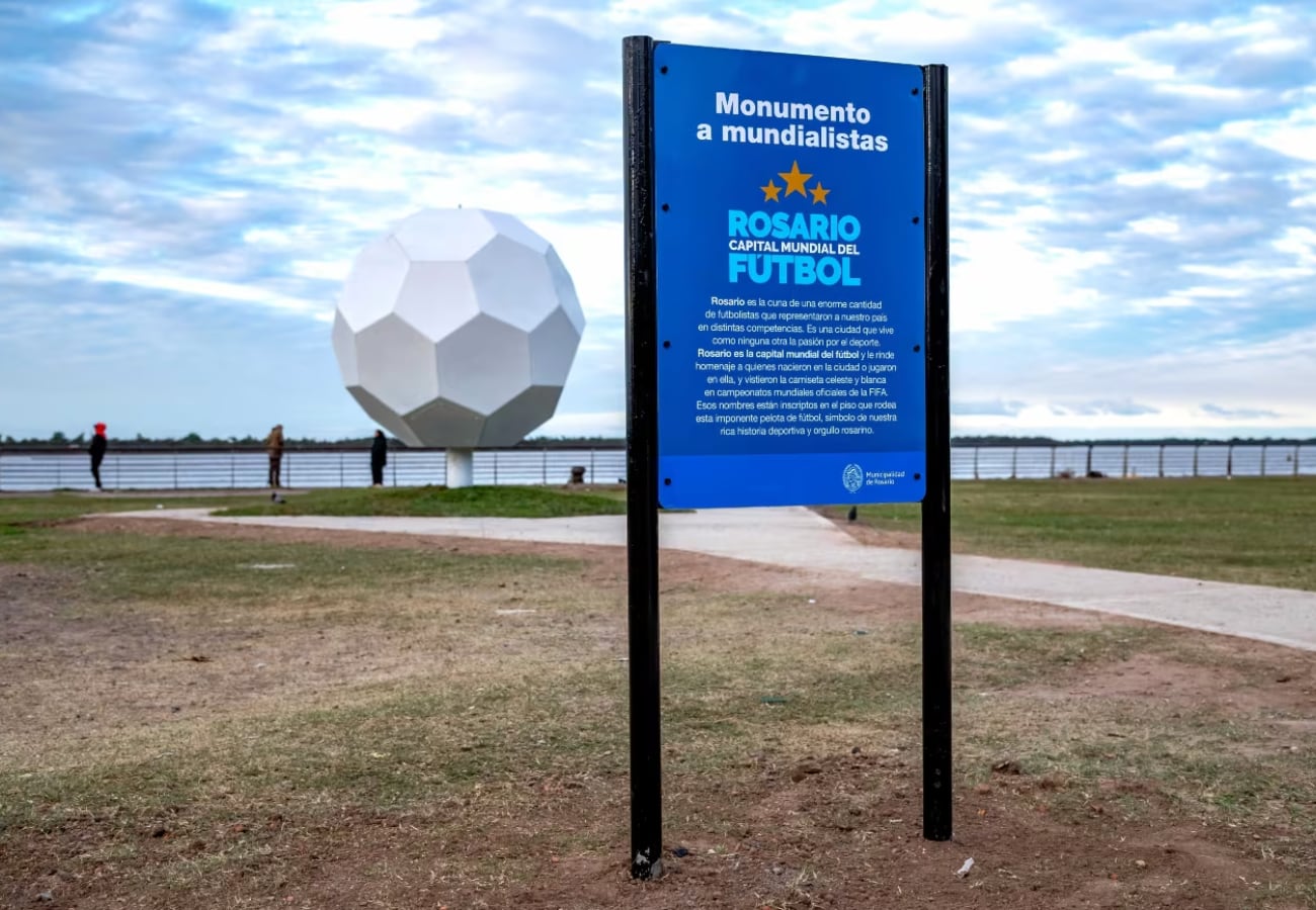 Monumento a mundialistas en Rosario