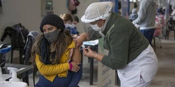 La provincia de Santa Fe notificó 2.149 casos de coronavirus y 53 muertes este martes.
