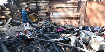 Lo perdieron todo en un incendio y ahora necesitan una mano solidaria para levantar la casa de entre sus cenizas.