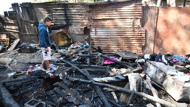 Lo perdieron todo en un incendio y ahora necesitan una mano solidaria para levantar la casa de entre sus cenizas.