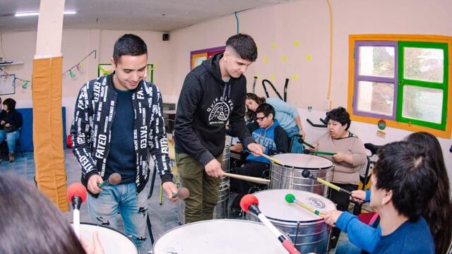 “La Familia del Tambor”, visitó hoy el Centro de Actividades Alternativas para Personas con Discapacidad donde realizó un taller lúdico recreativo.